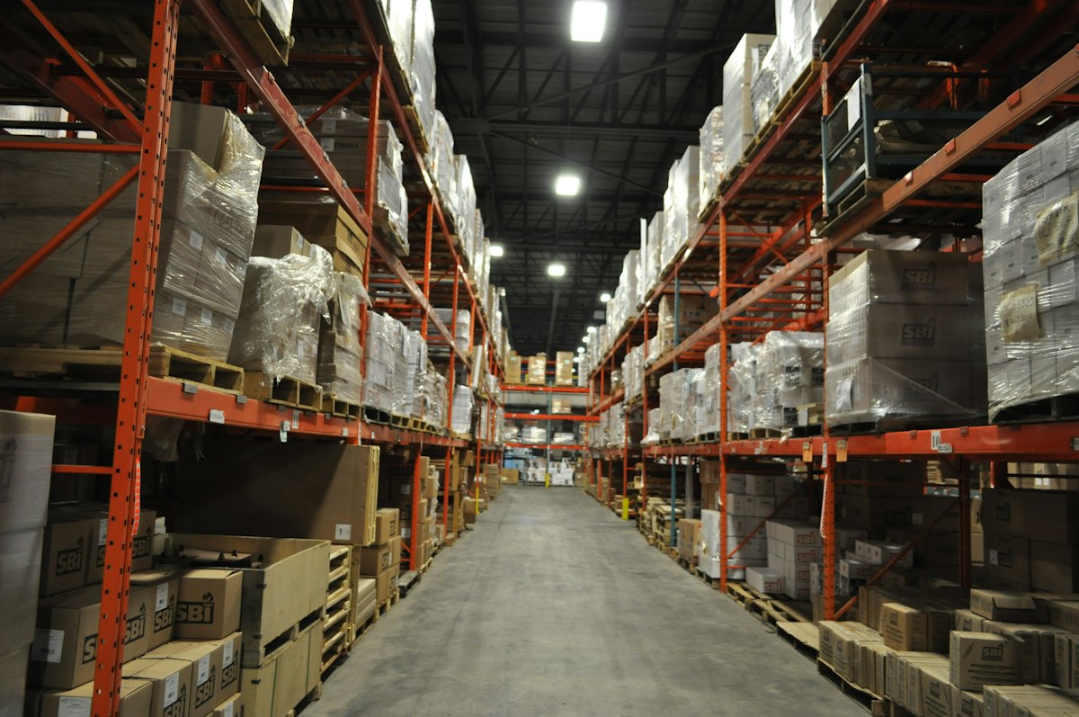 Almacén industrial con estanterías